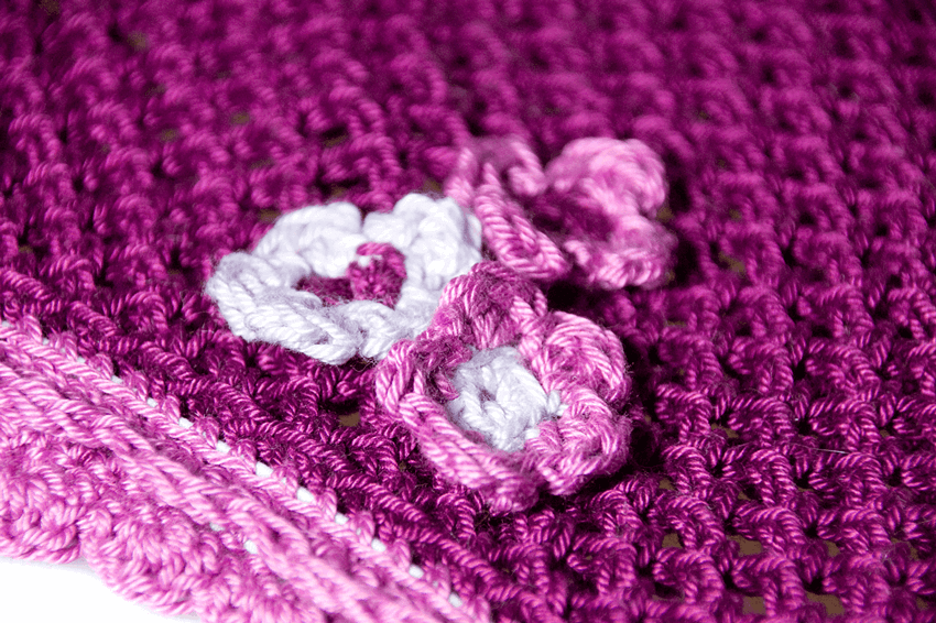 Crochet snoods can be decorated with crochet flowers